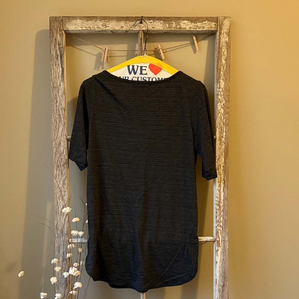 Chic Black Short Sleeve Women's Top - Picture 2 of 3